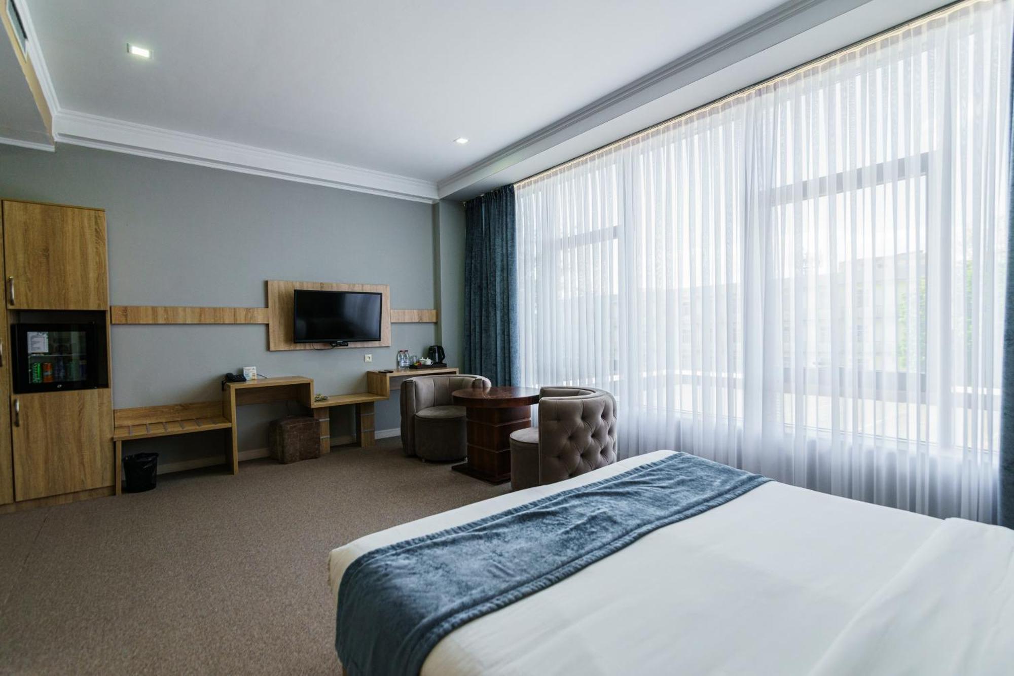 Park Hotel Al Bustan シムケント エクステリア 写真